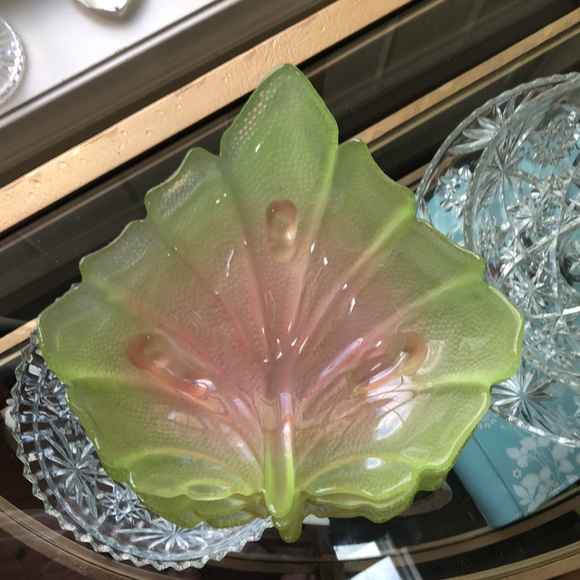 4 Art Vintage green/pink leaf glass bowls 8 1/2” long x 9” wide x 2 1/2” deep - Picture 4 of 10